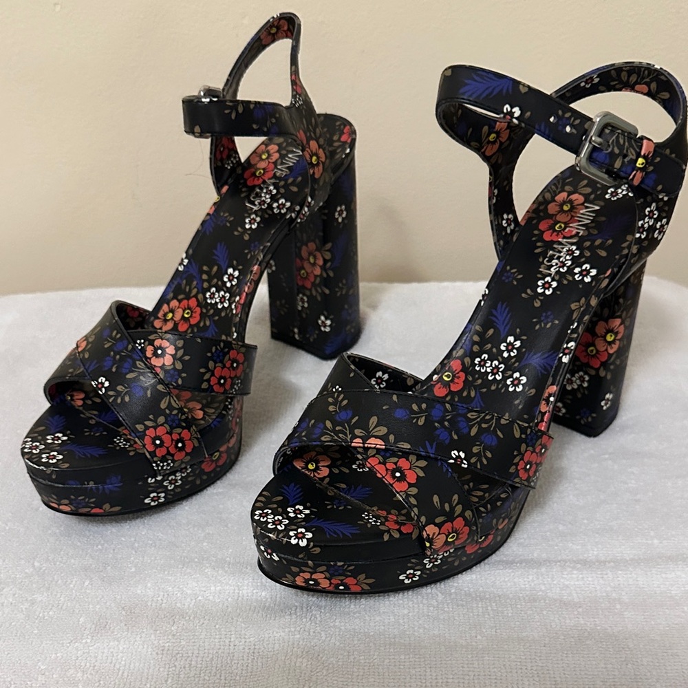 🔥Nine West Floral Platform Shoe.